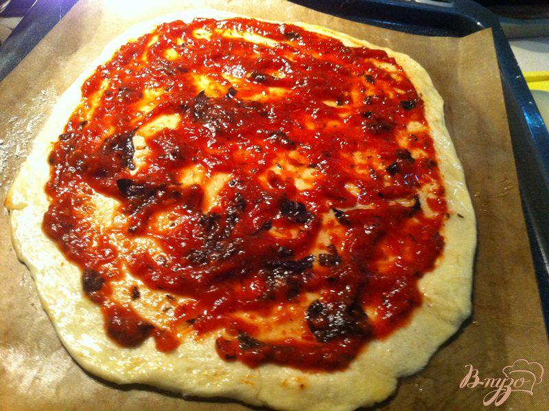 Фото приготовление рецепта: Пицца с рыбой (скумбрией в томатной соусе) шаг №2