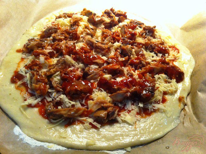 Фото приготовление рецепта: Пицца с рыбой (скумбрией в томатной соусе) шаг №4