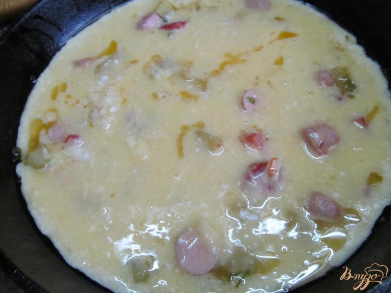 Фото приготовление рецепта: Омлет с кефиром и сосисками шаг №5