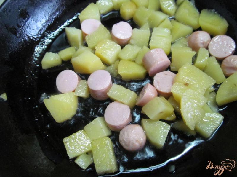 Фото приготовление рецепта: Омлет с кефиром и сосисками шаг №2