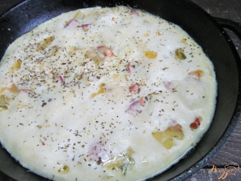 Фото приготовление рецепта: Омлет с кефиром и сосисками шаг №6