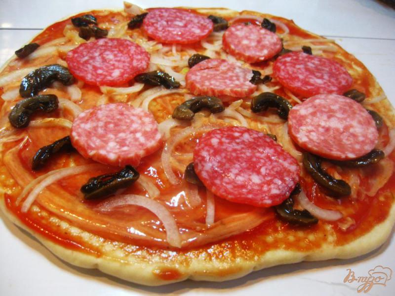 Фото приготовление рецепта: Пицца с колбасками салями шаг №9