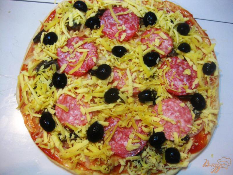 Фото приготовление рецепта: Пицца с колбасками салями шаг №11