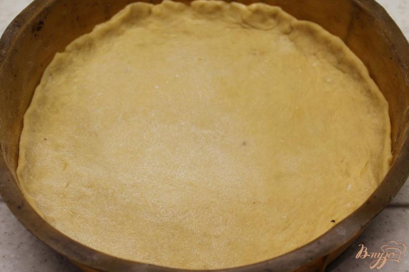 Фото приготовление рецепта: Пирог с черной смородиной и грецкими орехами шаг №4