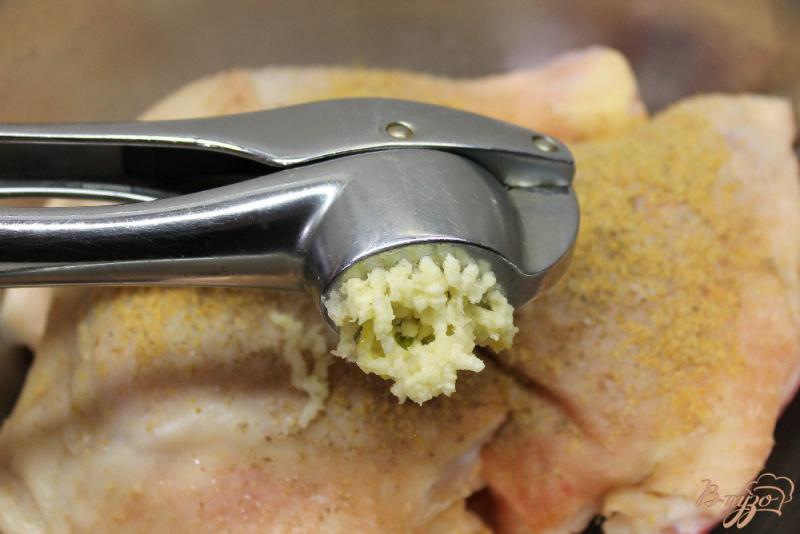 Фото приготовление рецепта: Курица с чесноком и горчицей шаг №4