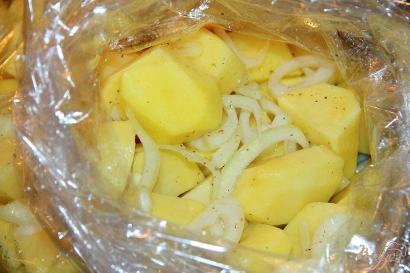 Фото приготовление рецепта: Картофель с луком, чесноком и специями в рукаве шаг №3