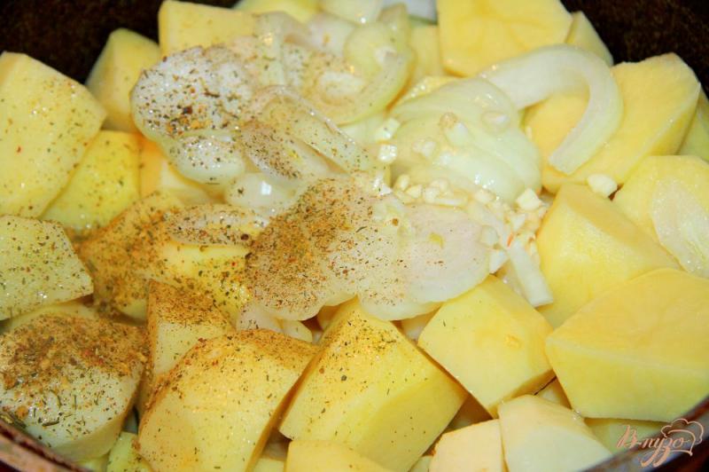 Фото приготовление рецепта: Картофель с луком, чесноком и специями в рукаве шаг №2
