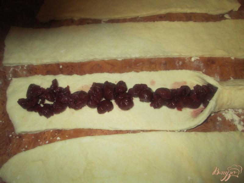Фото приготовление рецепта: Пирог улитка с вишней шаг №5
