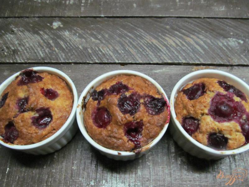 Фото приготовление рецепта: Яблочные кексы с вишней шаг №4