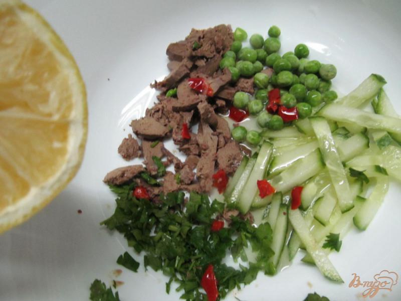 Фото приготовление рецепта: Салат из куриной печени с огурцом шаг №3