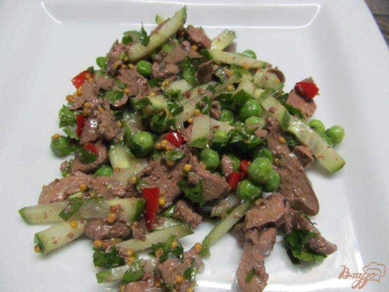 Фото приготовление рецепта: Салат из куриной печени с огурцом шаг №5