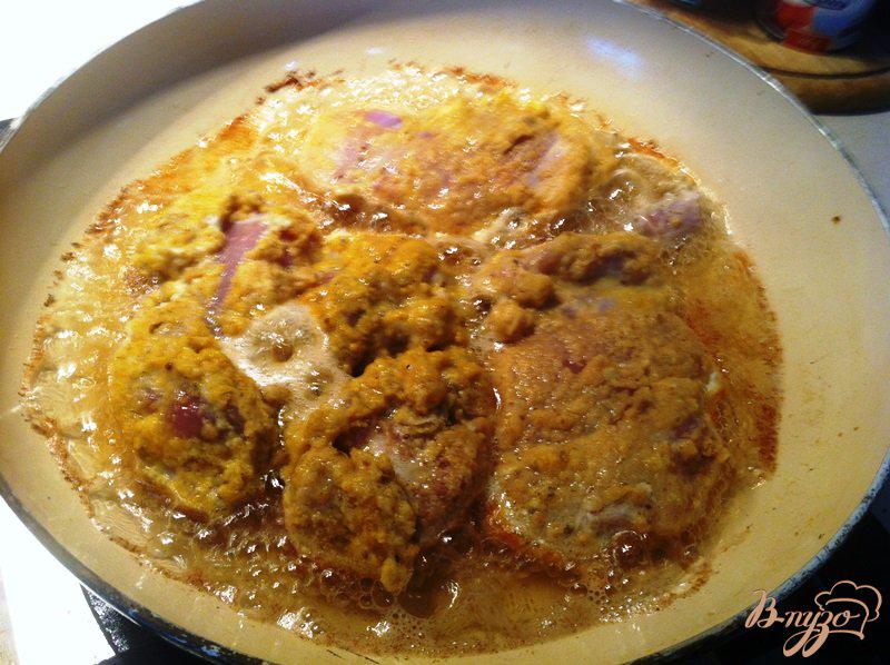 Фото приготовление рецепта: Жаренная мякоть куриного бедра, шаг №5