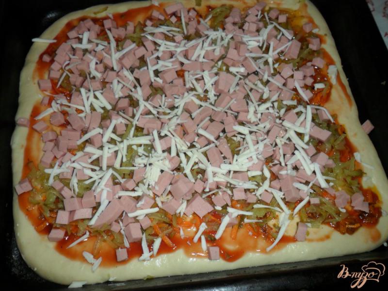 Фото приготовление рецепта: Пицца с огурцами шаг №8