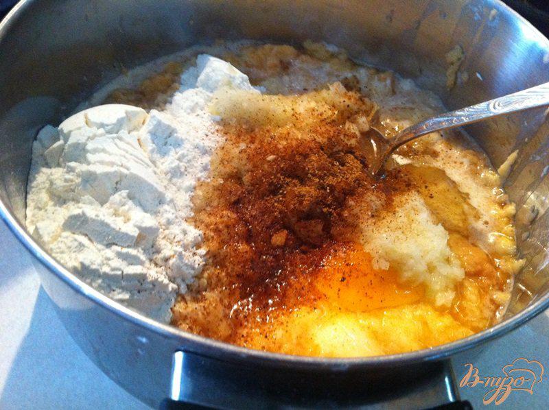 Фото приготовление рецепта: Картофельная бабка в горшочках шаг №3