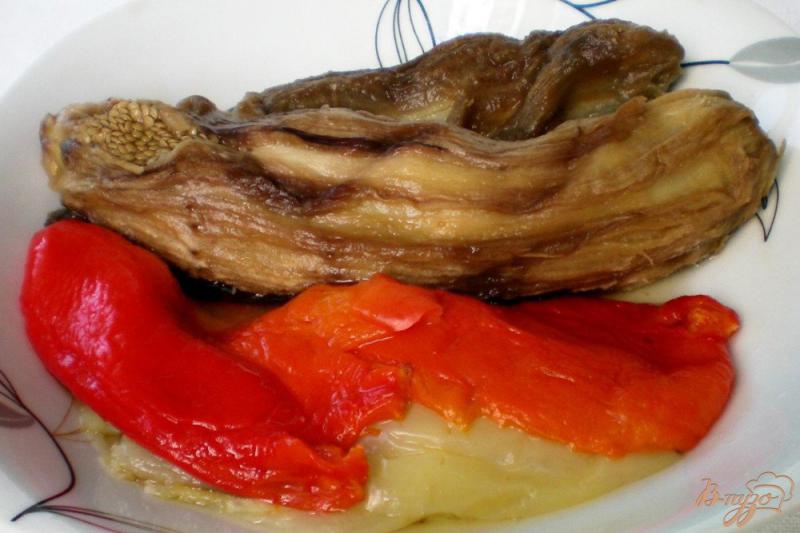 Фото приготовление рецепта: Икра из печеных баклажанов и перцев, с брынзой и базиликом шаг №2