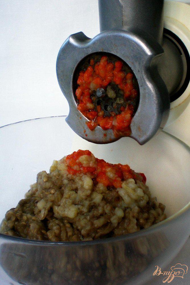 Фото приготовление рецепта: Икра из печеных баклажанов и перцев, с брынзой и базиликом шаг №3