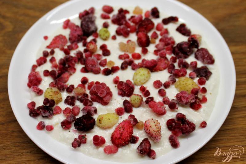 Фото приготовление рецепта: Творожный десерт с ягодами и шоколадной глазурью шаг №3