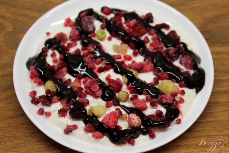 Фото приготовление рецепта: Творожный десерт с ягодами и шоколадной глазурью шаг №5