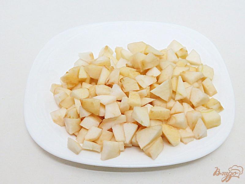 Фото приготовление рецепта: Пышные оладьи с дрожжами и на воде с яблоками. шаг №4