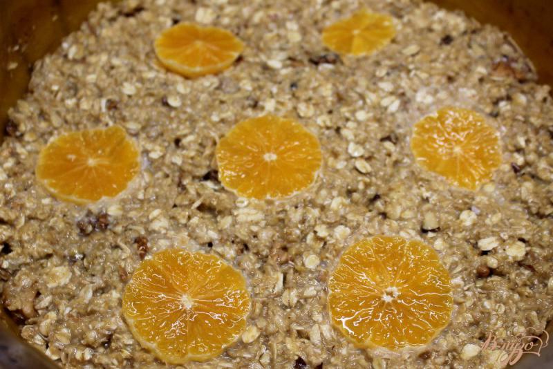Фото приготовление рецепта: Овсяный пирог с мандаринами и грецкими орехами шаг №6