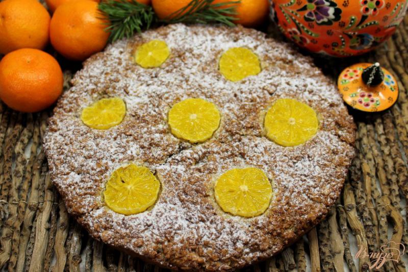 Фото приготовление рецепта: Овсяный пирог с мандаринами и грецкими орехами шаг №7
