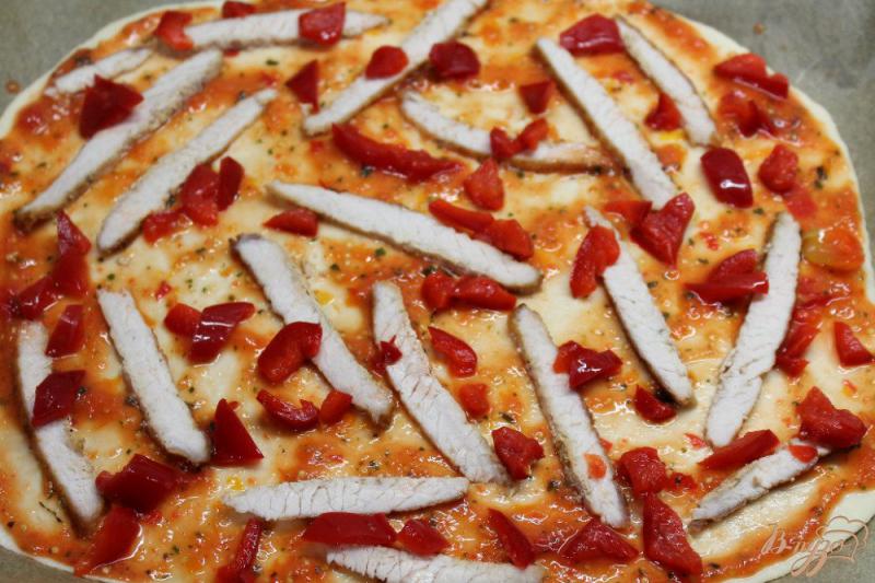 Фото приготовление рецепта: Пицца с бужениной и болгарским перцем шаг №4