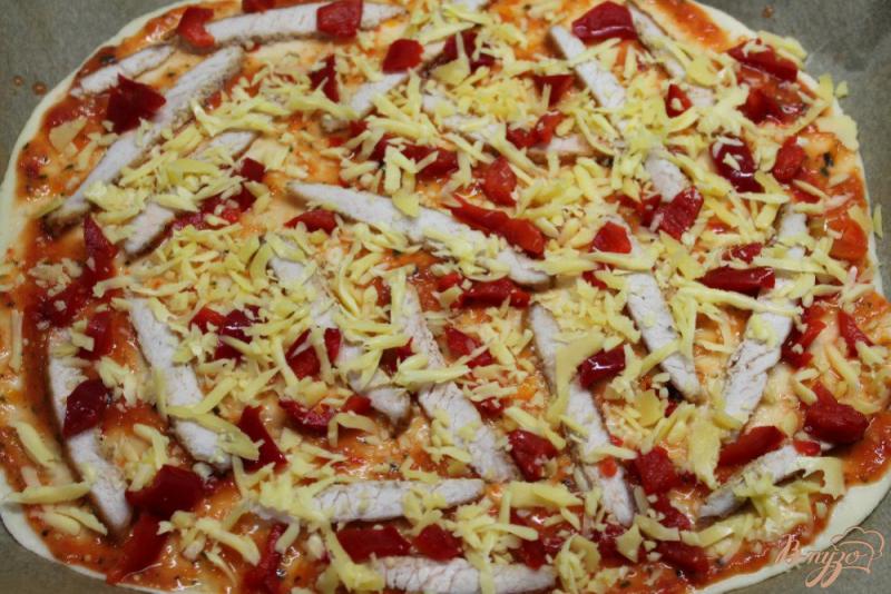 Фото приготовление рецепта: Пицца с бужениной и болгарским перцем шаг №5