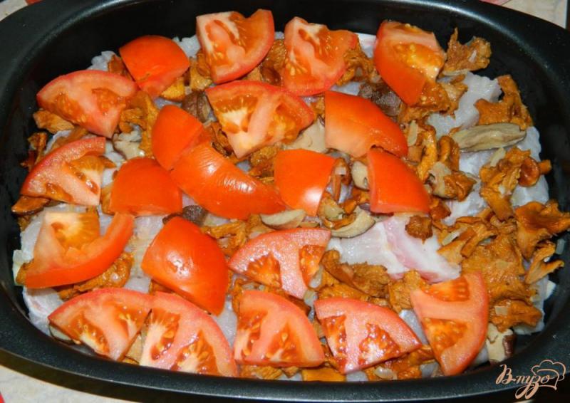 Фото приготовление рецепта: Рыба запеченая с грибами и помидорами шаг №4