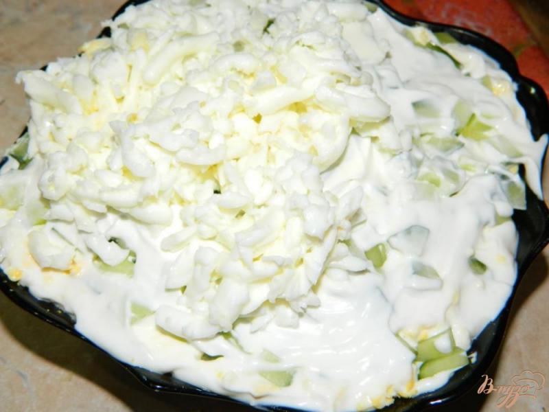 Фото приготовление рецепта: Слоеный салат с сёмгой и кукурузой шаг №5