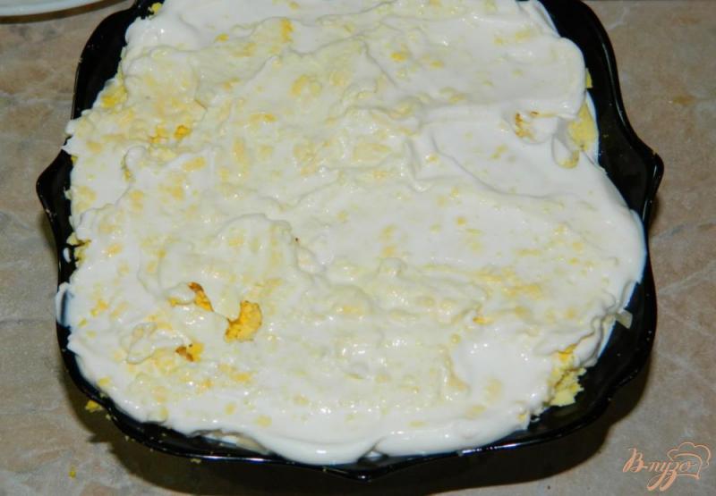 Фото приготовление рецепта: Слоеный салат с сёмгой и кукурузой шаг №3