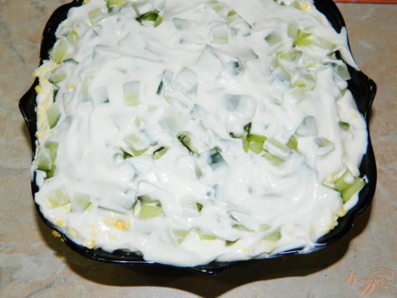 Фото приготовление рецепта: Слоеный салат с сёмгой и кукурузой шаг №4