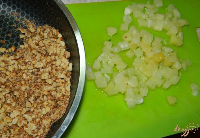 Фото приготовление рецепта: Салат с пекинской капустой грецкими орехами шаг №3