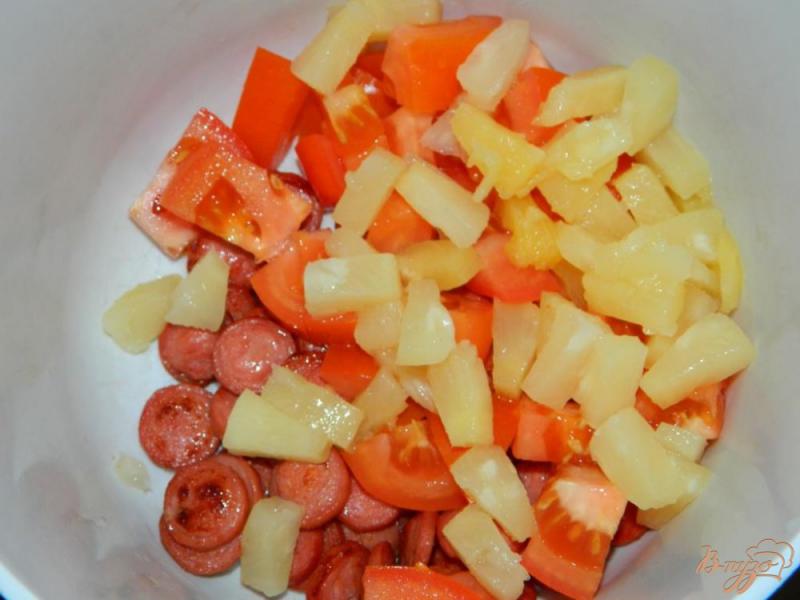 Фото приготовление рецепта: Салат с сосисками, ананасами и сыром шаг №3