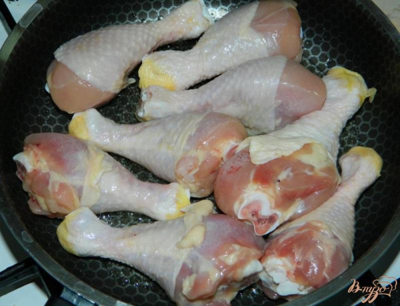 Фото приготовление рецепта: Куриные голень в луково-томатном соусе шаг №1