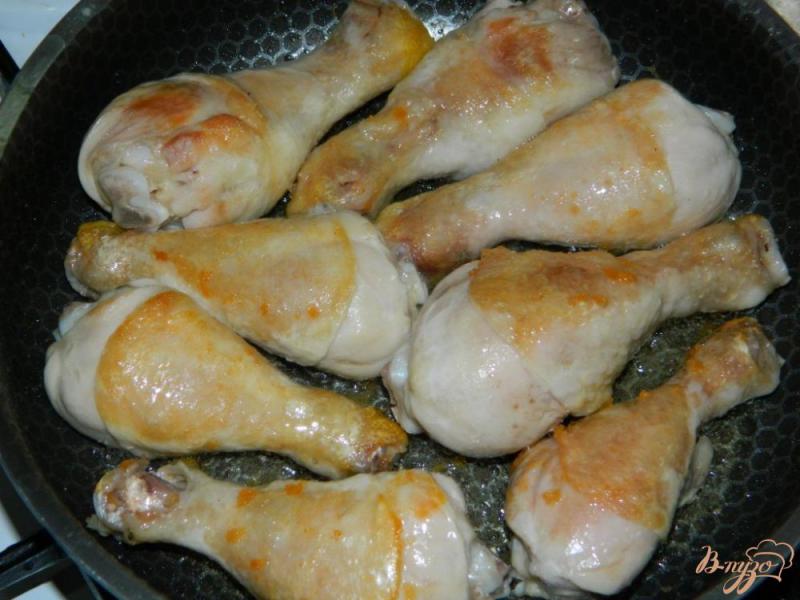 Фото приготовление рецепта: Куриные голень в луково-томатном соусе шаг №3