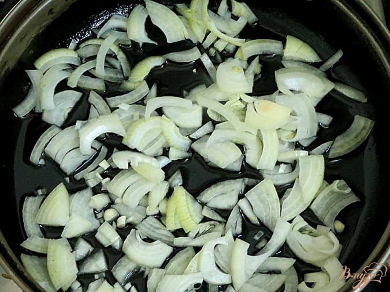 Фото приготовление рецепта: Лесные грибы со сметаной шаг №2