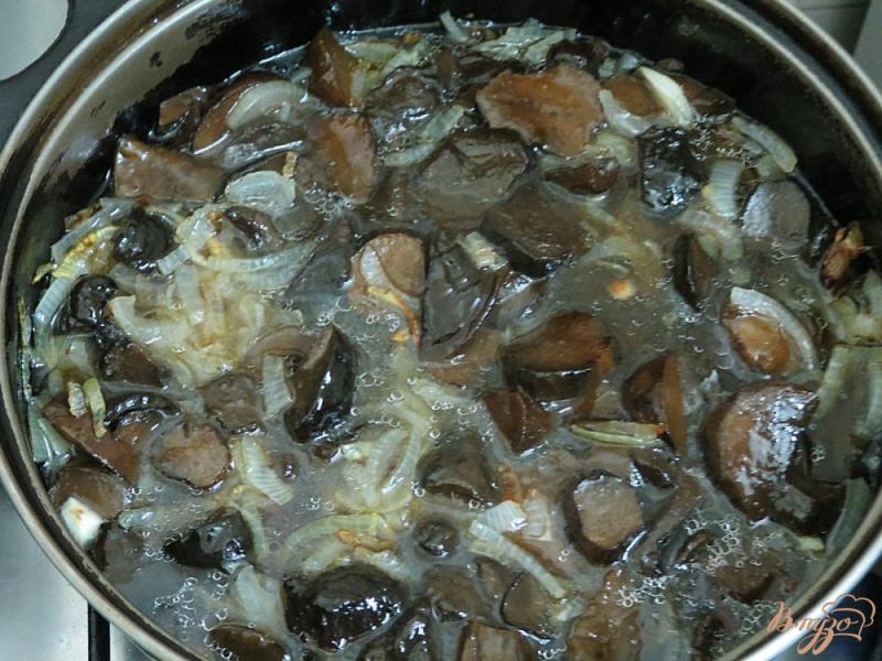 Фото приготовление рецепта: Лесные грибы со сметаной шаг №3