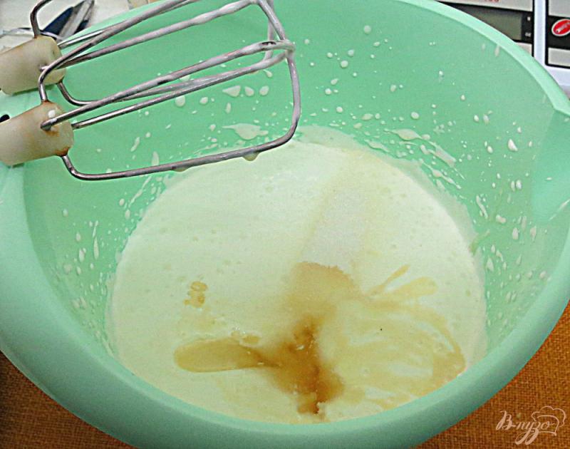 Фото приготовление рецепта: Десерт сметанно-ягодный  (без выпечки) шаг №5