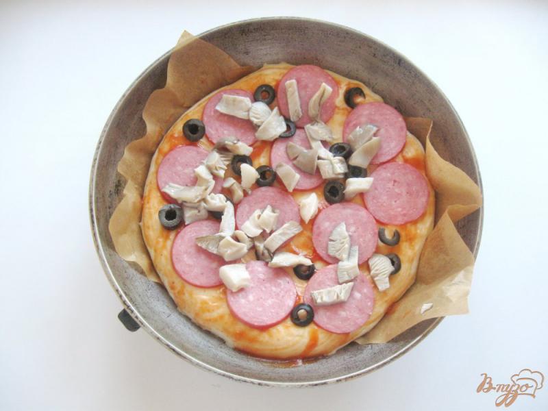 Фото приготовление рецепта: Пицца с салями и маринованными грибами шаг №7