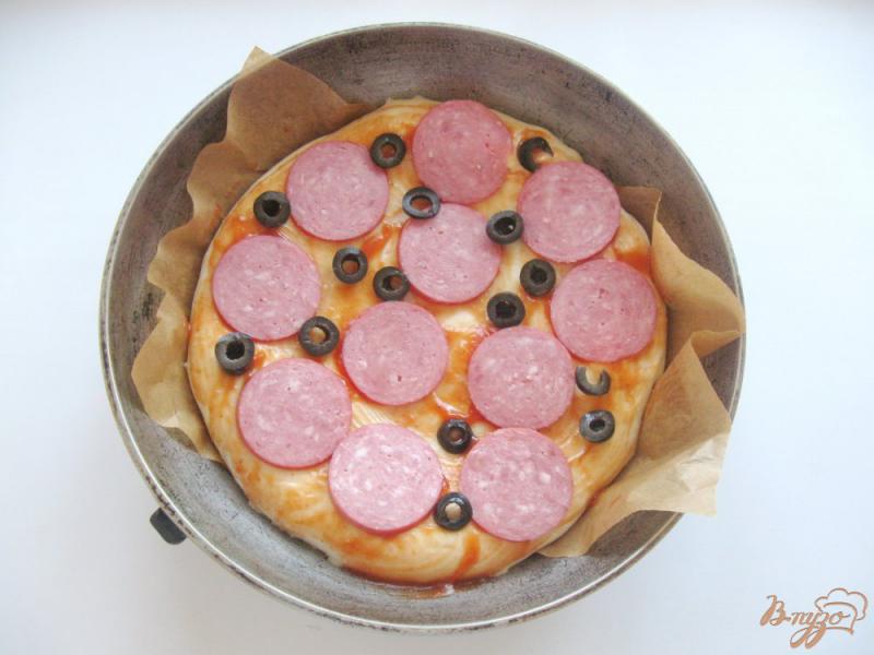 Фото приготовление рецепта: Пицца с салями и маринованными грибами шаг №6