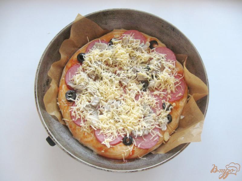 Фото приготовление рецепта: Пицца с салями и маринованными грибами шаг №8