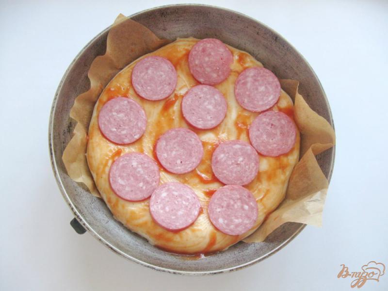 Фото приготовление рецепта: Пицца с салями и маринованными грибами шаг №5