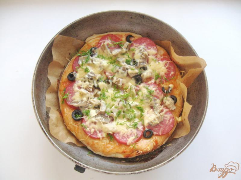 Фото приготовление рецепта: Пицца с салями и маринованными грибами шаг №9