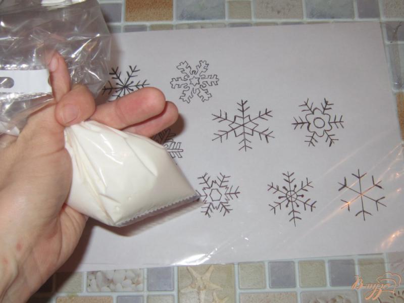 Фото приготовление рецепта: Снежинки из айсинга шаг №5