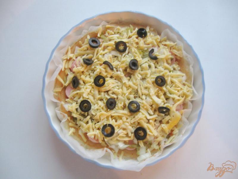 Фото приготовление рецепта: Пицца с маринованными огурцами, сосисками и луком шаг №6