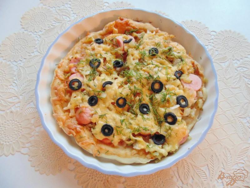 Фото приготовление рецепта: Пицца с маринованными огурцами, сосисками и луком шаг №7