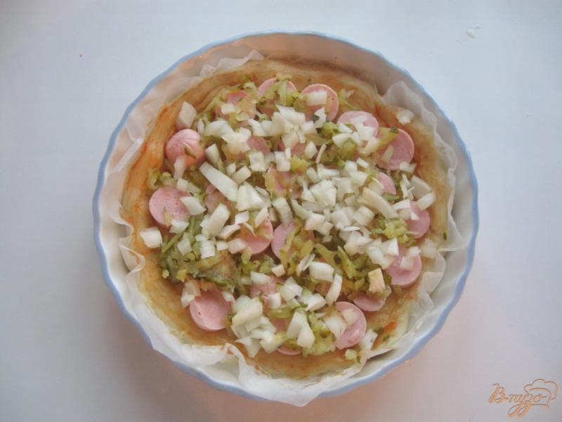 Фото приготовление рецепта: Пицца с маринованными огурцами, сосисками и луком шаг №5