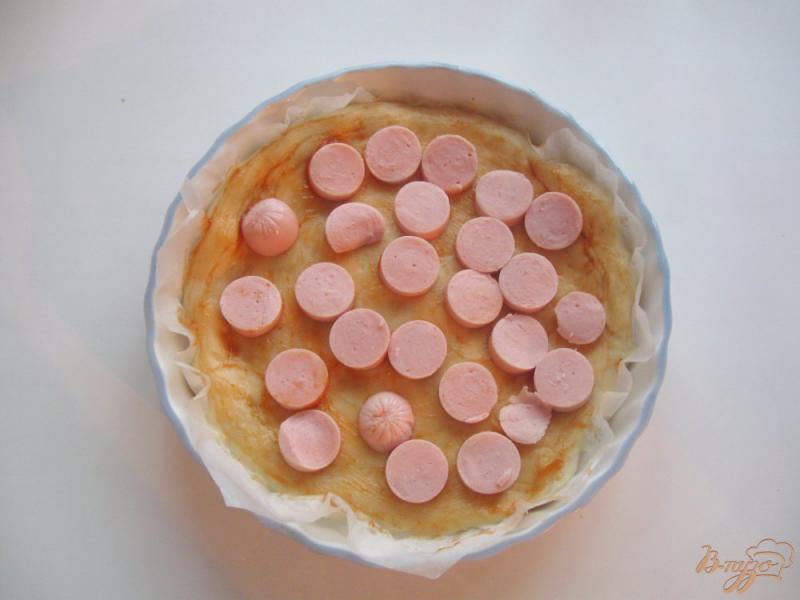 Фото приготовление рецепта: Пицца с маринованными огурцами, сосисками и луком шаг №3