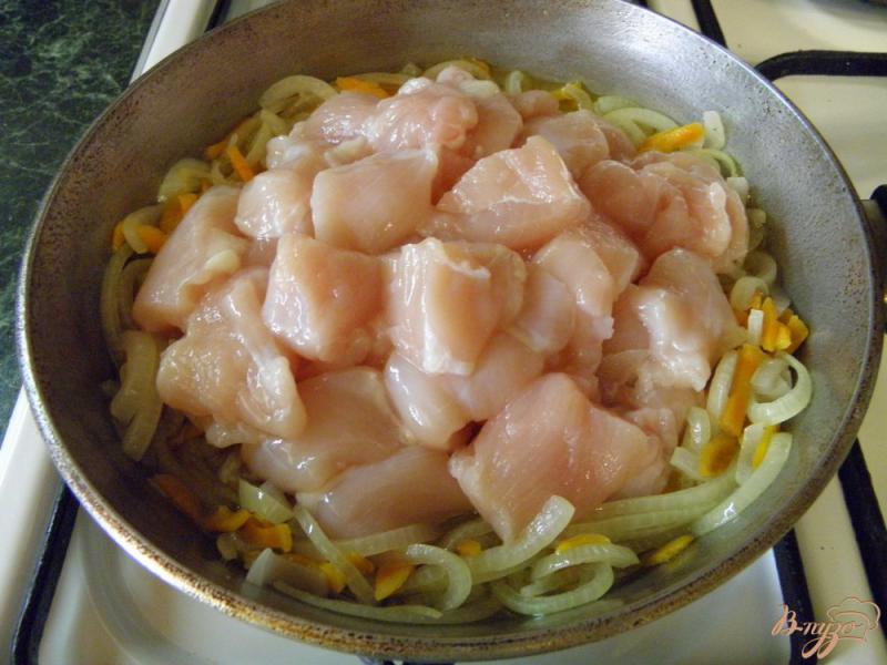 Фото приготовление рецепта: Куриное филе в соусе шаг №4