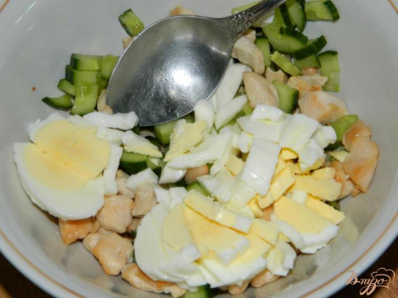 Фото приготовление рецепта: Салат с фасолью, огурцами и курицей шаг №3